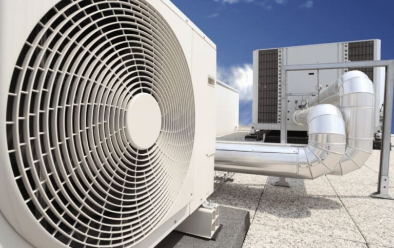 Unidades exteriores de climatización y conductos instalados en una cubierta