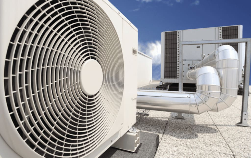 Unidades exteriores de climatización y conductos instalados en una cubierta en Tenerife