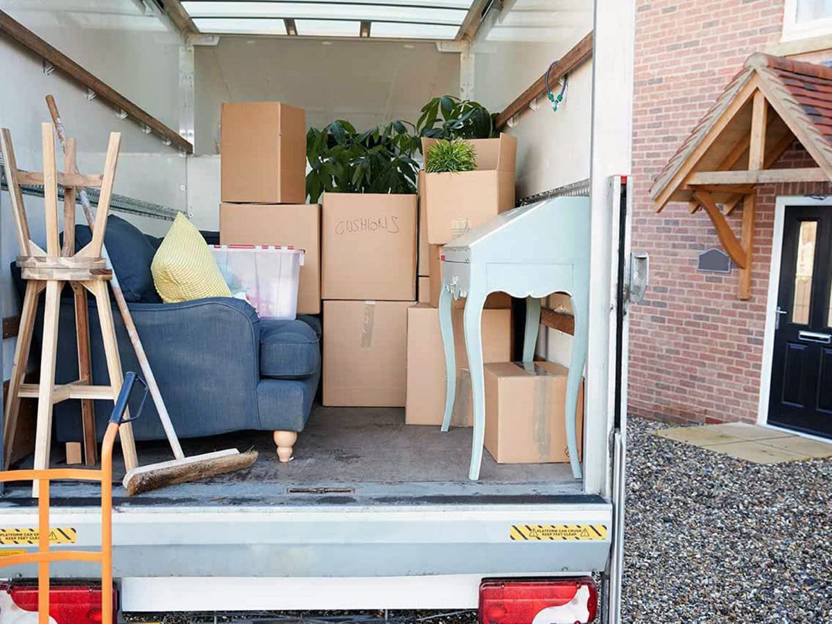 Interior de una furgoneta de mudanzas cargada con cajas y muebles en Valladolid