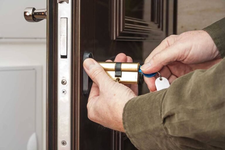 Manos instalando un bombín de seguridad en la cerradura de una puerta, en un servicio de Rapid Services Enterprise en Vigo