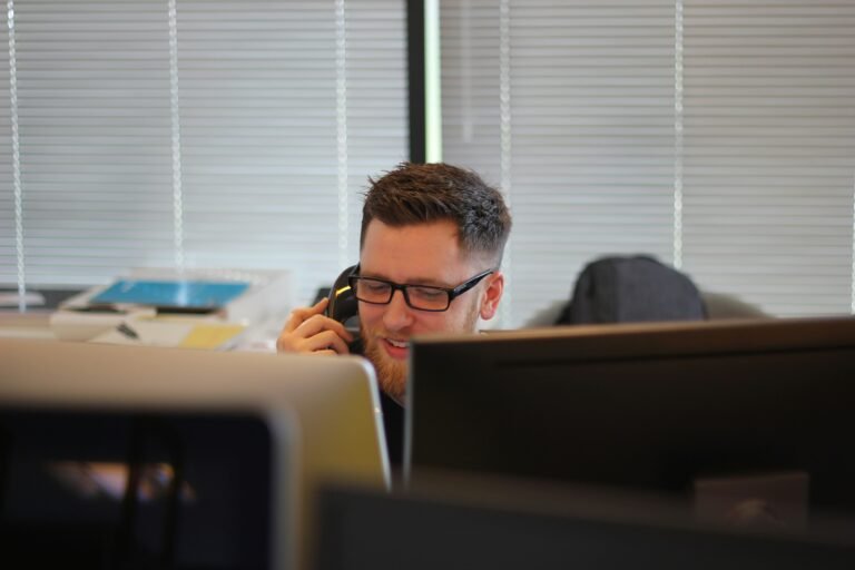 Persona atendiendo una llamada de teléfono en una oficina, en un servicio de Rapid Services Enterprise en A Coruña